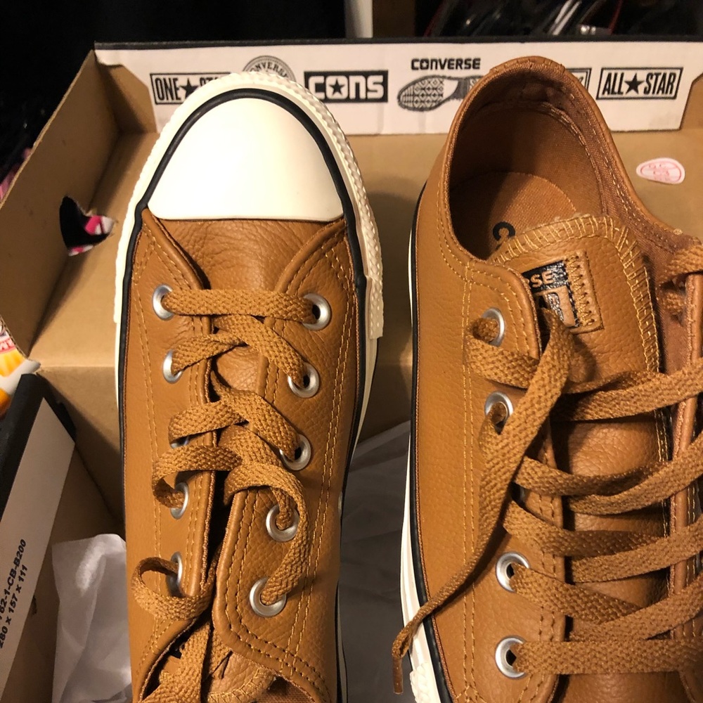 Leather Converse size 6 Women’s